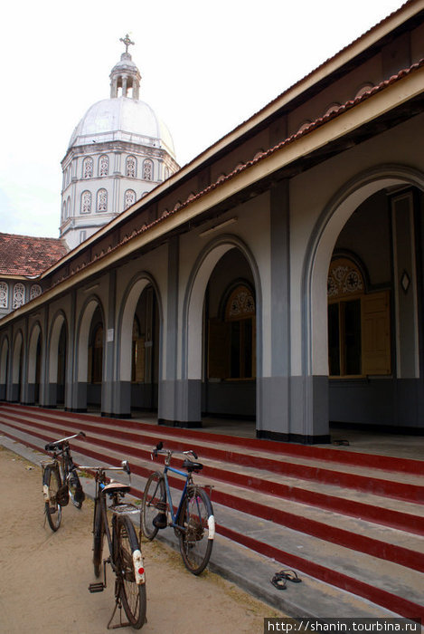 Боковой вход в собор Маннар, Шри-Ланка