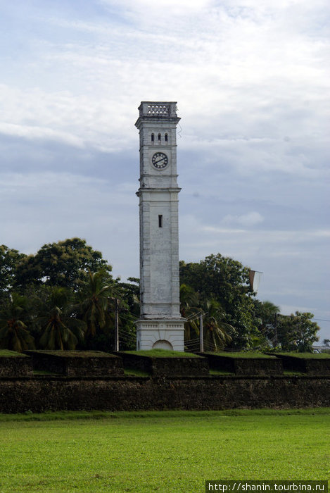 Газон и башня с часами Матара, Шри-Ланка