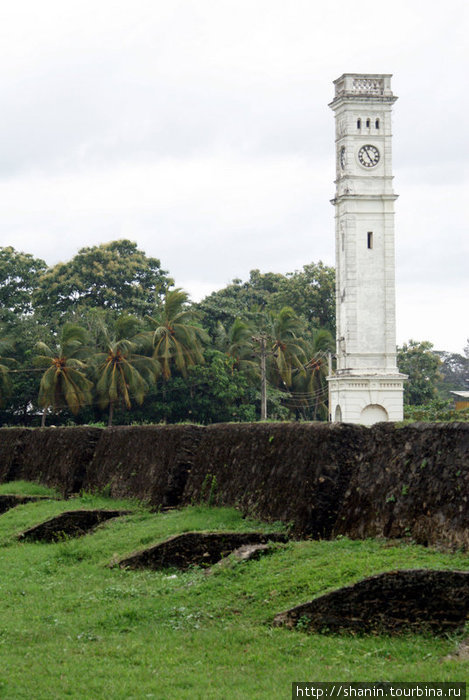 Английская башня с часами и стена голландского форта Матара, Шри-Ланка