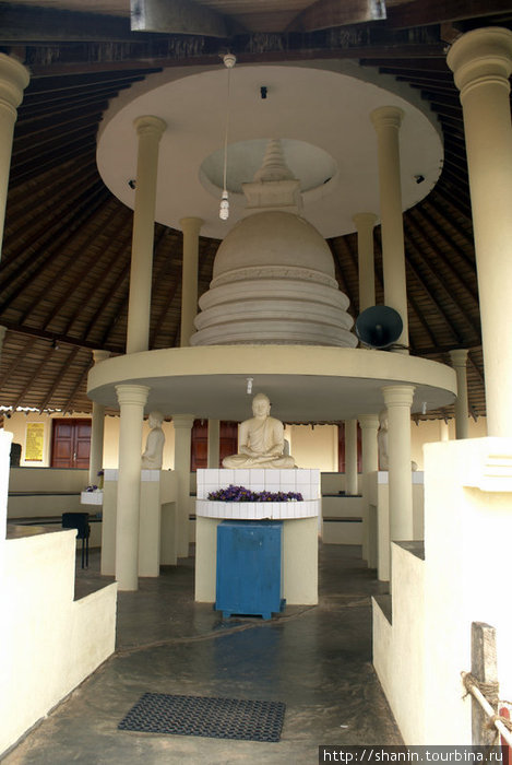 В храме на островке Матара, Шри-Ланка