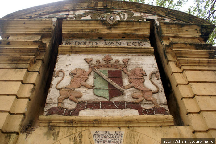 Герб над входом в форт Звезды Матара, Шри-Ланка