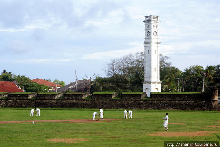 Игроки на полу у стены форта Матара, Шри-Ланка