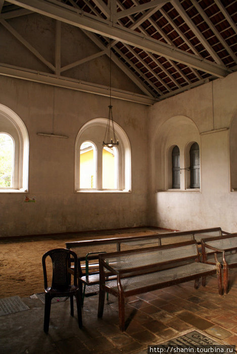 В пустующей голландской церкви Матара, Шри-Ланка