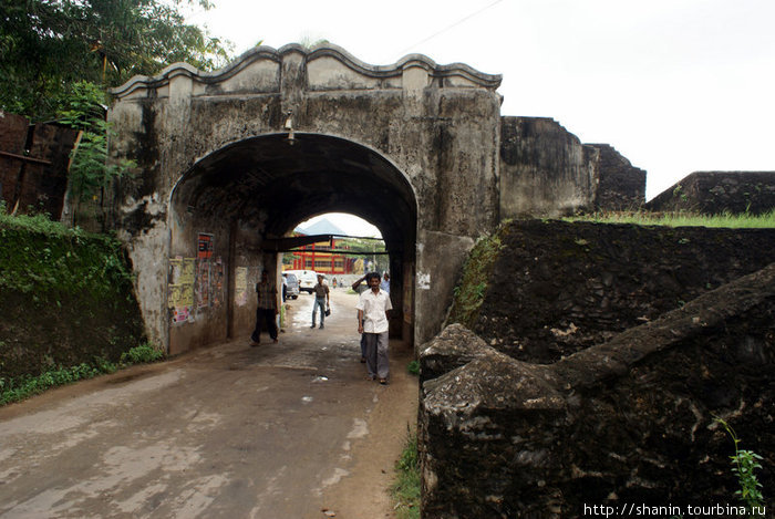 На территории форта Матара, Шри-Ланка