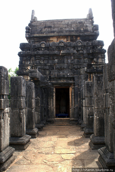 Во внутреннем дворике храма Наланда, Шри-Ланка