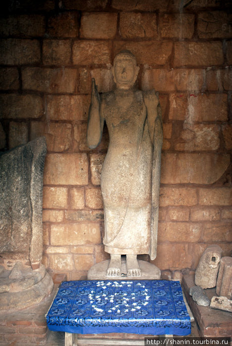 Стоящий Будда в храме Наланда, Шри-Ланка