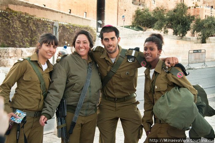 Боевые друзья на площади около стены Плача Израиль