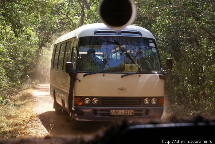 Автобус с туристами — больше сюда никто не ездит Ритигала Заповедник, Шри-Ланка