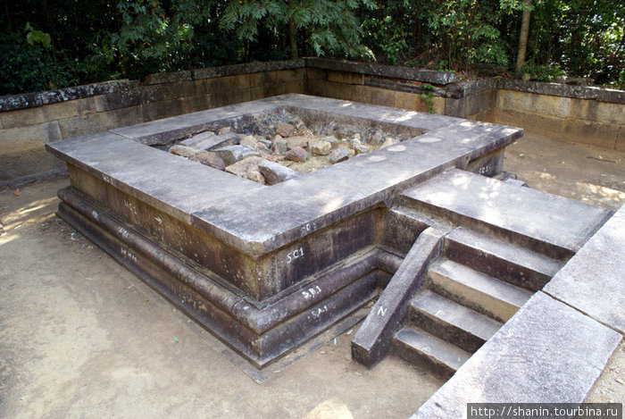 Фундамент храма Ритигала Заповедник, Шри-Ланка