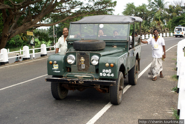 Иногда джипы приходится толкать — сами не едут Тиссамахарама, Шри-Ланка