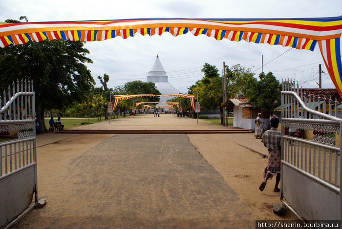 Ворота на территорию ступы Садагири Тиссамахарама, Шри-Ланка