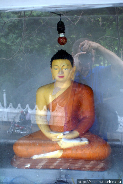 Будда за стеклом Бандаравела, Шри-Ланка