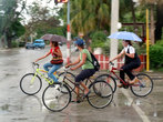 Велосипедисты под дождем