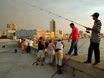 Рыбаки на набережной в Гаване