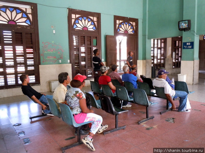 В зале ожидания на вокзале в Санта Кларе Куба