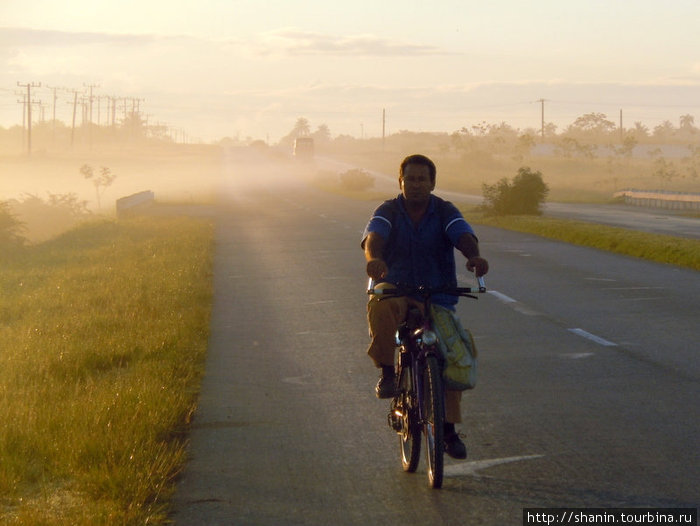 Велосипедист на шоссе Куба
