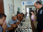 Шахматисты на сеансе одновременной игры
