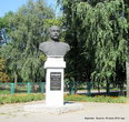 Памятник М. И. Драгомирову на площади перед музеем.