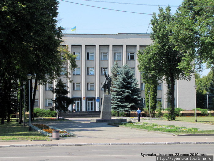 Памятник В. И. Ленину перед зданием администрации. Конотоп, Украина
