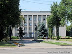 Памятник В. И. Ленину перед зданием администрации.