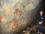 Наскальные рисунки в пещере