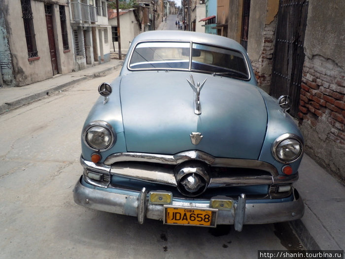 Машина в переулке Сантьяго-де-Куба, Куба