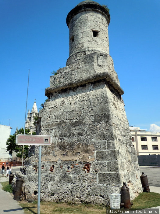 Форт Муралла у входа в музей революции Гавана, Куба