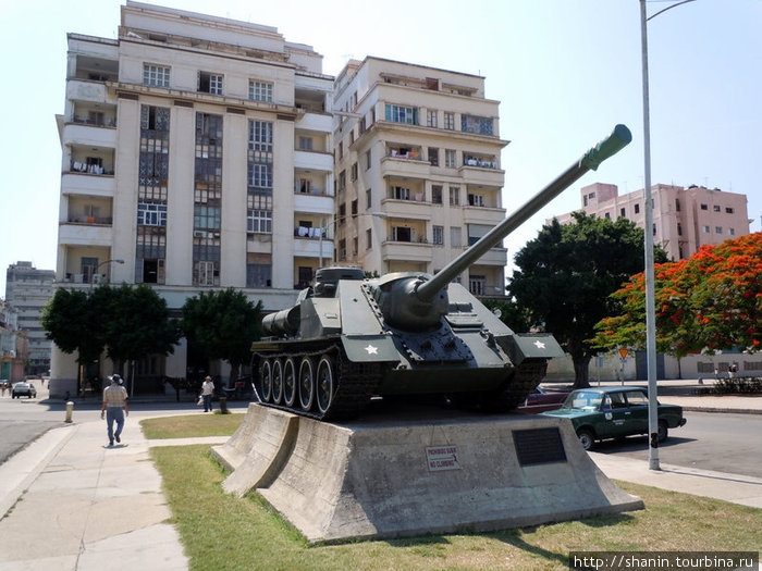 Артиллерийская самоходная установка перед входом в музей Гавана, Куба