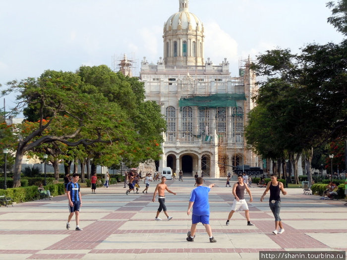 Дети перед зданием музея революции Гавана, Куба