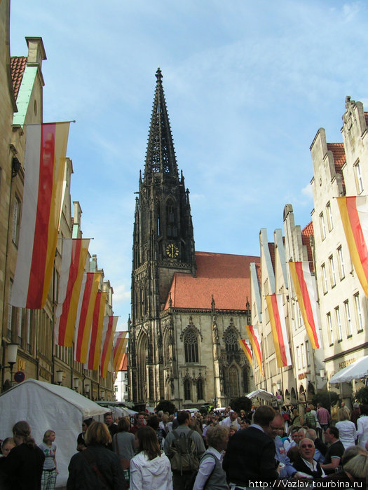 Вид на церковь с городской улицы Мюнстер, Германия