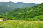 Жилинский край (Средняя Словакия) известен своими пасторальными пейзажами. Он лежит в предгорьях северных Карпат (высота более 700 м над ур.моря). Сюда, к старинным деревням ведут туристические тропы.