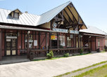 Перрон одной из старейших горных станций в Словакии — Татранская Ломница (Tatranska Lomnica, 850 м над ур. моря). Отсюда электропоезд регулярно курсирует вдоль подножия горного массива Высокие  Татры.