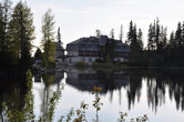 Для отеля Solisko место выбрали изысканное — над озером Штрбске плесо.