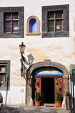 Таких колоритных старинных фасадов в Банской Штявнице — не меньше сотни. Этот ресторан рядом с центром туристической информации и напротив арт-галереи с интересной подборкой работ местных живописцев.