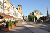 Кошице — главный город восточной Словакии — уравновешивает крайне западное положение Братиславы, официальной столицы. Все основные достопримечательности Кошице — в пределах одной улицы (Hlavna ul.).