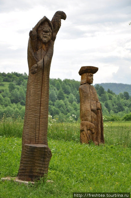 Персонажи из заповедной деревни Влколинец в Средней Словакии встречают ее посетителей при въезде. Свою историю селение ведет с XIV века. С 1993 года его внесли в список ЮНЕСКО под # 622. Словакия