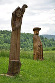Персонажи из заповедной деревни Влколинец в Средней Словакии встречают ее посетителей при въезде. Свою историю селение ведет с XIV века. С 1993 года его внесли в список ЮНЕСКО под # 622.