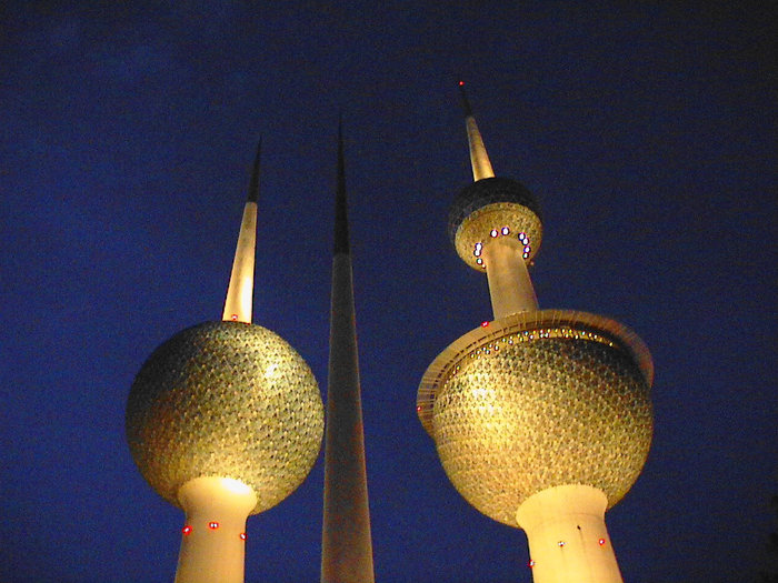 Башни Кувейт Тауэрс ночью Эль Кувейт, Кувейт