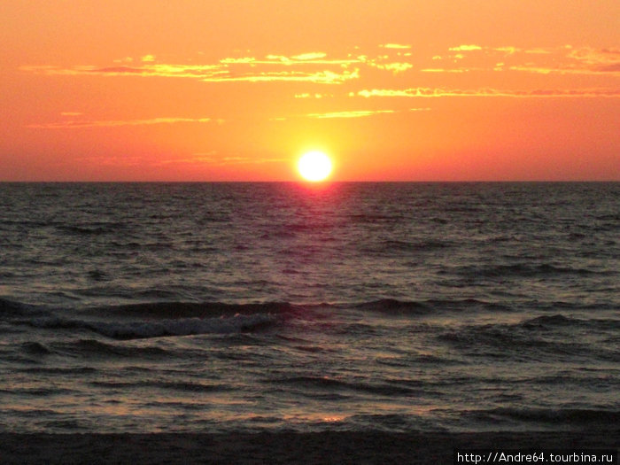 Солнце садится прямо в море, чтобы подогреть его к завтрашнему дню Калининградская область, Россия