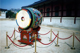 Барабан Дянго. С его первыми ударами начинается церемония смены караула у ворот Кванхвамун.
