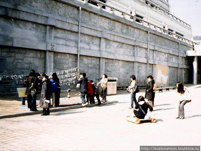 Вот так развлекают себя корейские школьники после посещения музея.