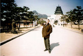 Пагода на белокаменном многоступенчатом основании — это национальный музей этнографии республики Корея.