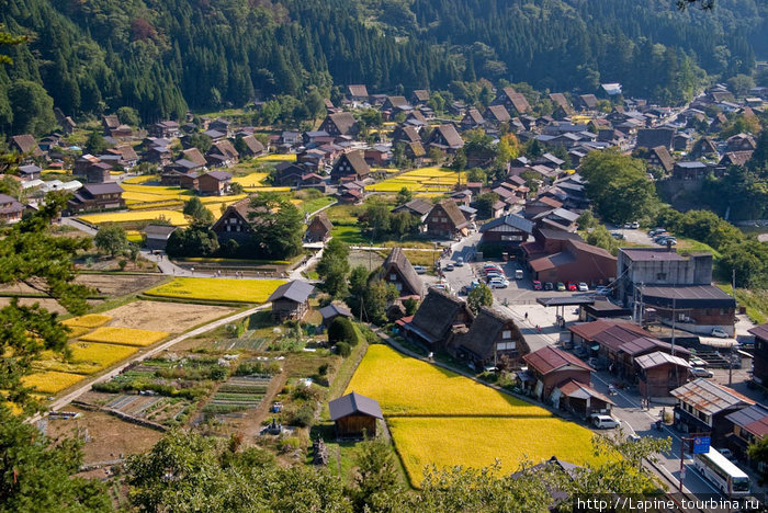 Вид на деревню со смотровой площадки на Сирояма. Огимати, Япония