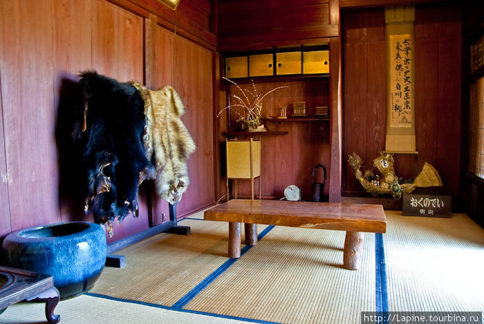 Жилая комната (шкуры, по-видимому, должны продемонстрировать зимние холода) Огимати, Япония