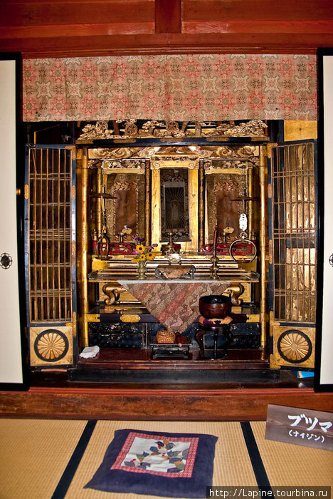 Буддистский алтарь в музейном доме Огимати, Япония