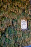 Стена хасагая увешана снопиками риса