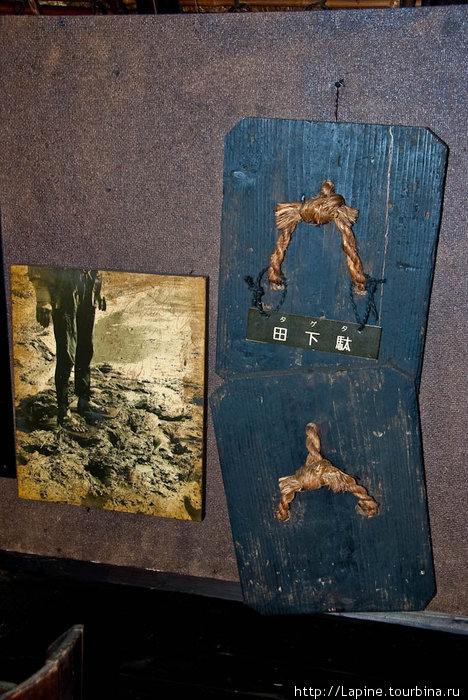 Выставка на чердаке: грязеступы (обувь, используемая при посадке риса) Огимати, Япония