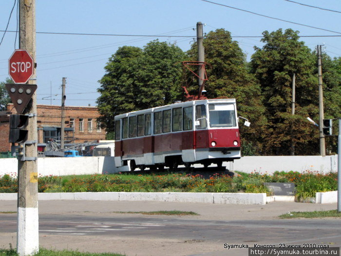 Трамвай-памятник 71-605, установлен 1.06.04 в честь 50-ти летия Конотопского трамвая.