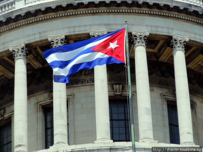 Кубинский флаг на здании Капитолия Гавана, Куба