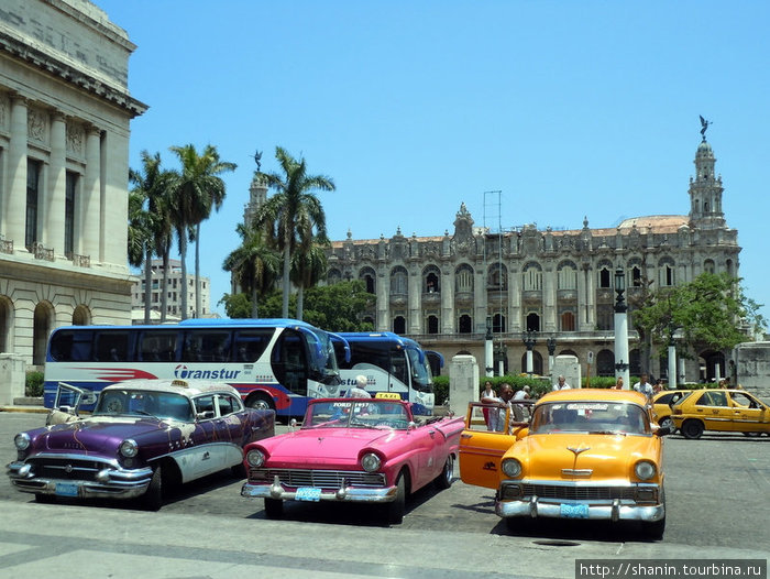 Машины и туристический автобус у Капитолия Гавана, Куба